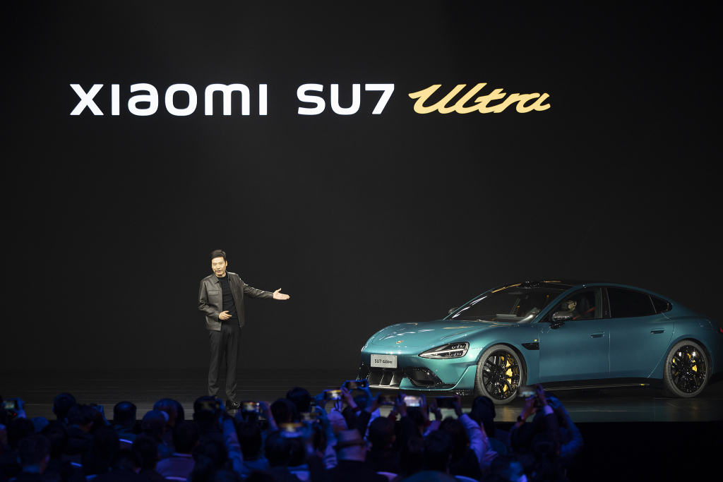 小米SU7 Ultra定价直降28万，“新首富”雷军玩转“豪车”速成